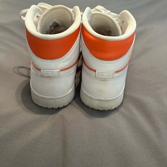 Women’s Jordan 1’s - Picture 5 of 9